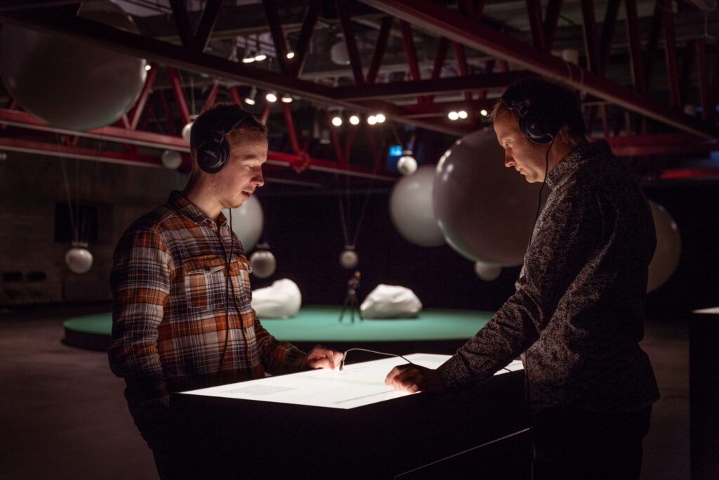 Fotol näituse autorid: ekke västrik ja taavi tulev