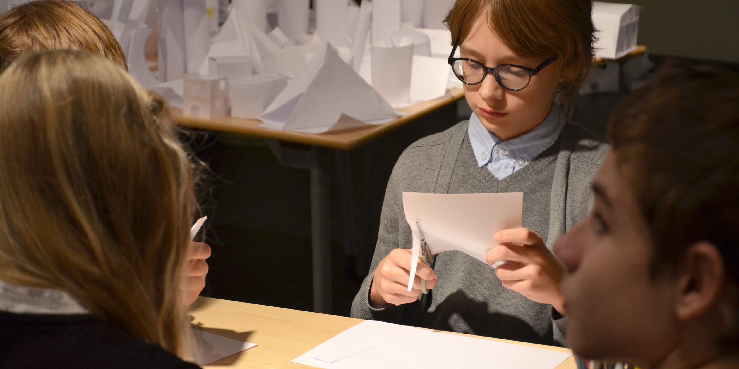 poiss lõikab kääridega paberit