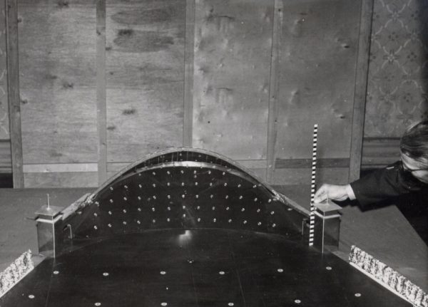 Mustvalge foto Tallinna laululava maketist