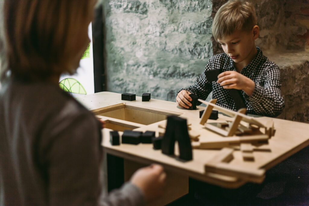 Lapsed mängivad klotsidega