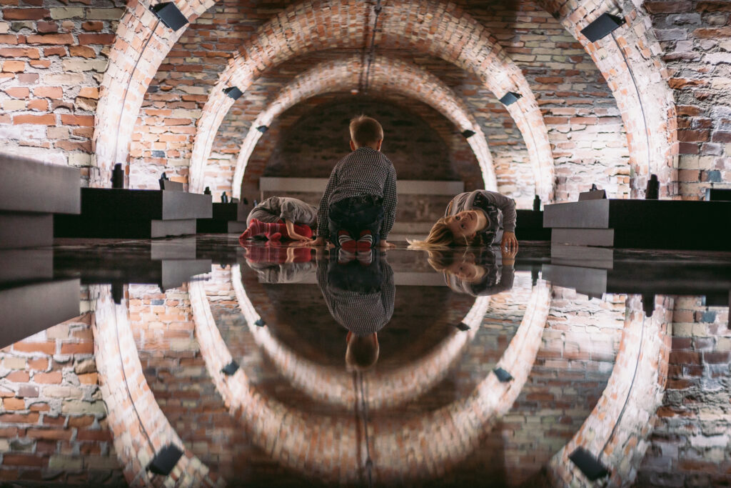 Lapsed mängivad peegelpõrandal