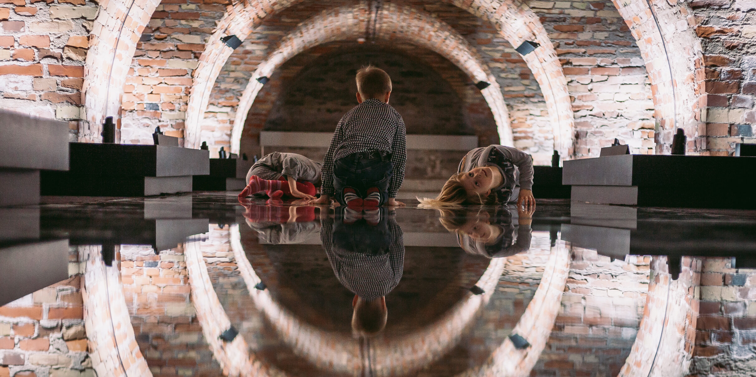 lapsed pikale peegelpõranda peal