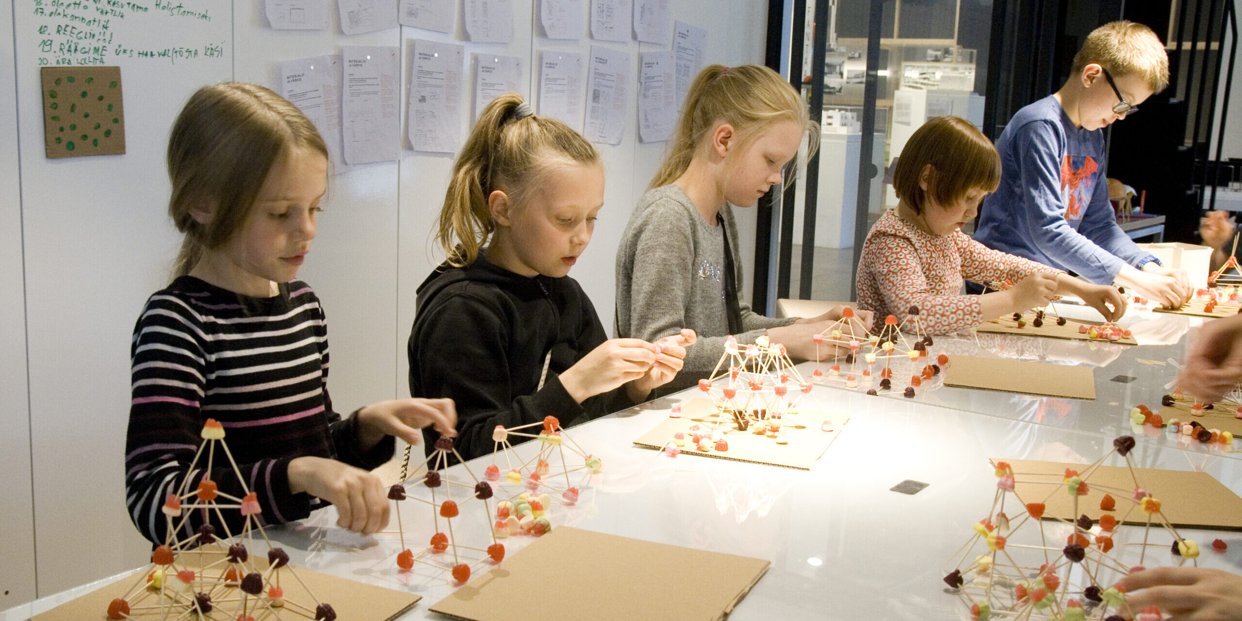 Lapsed meisterdavad laua taga