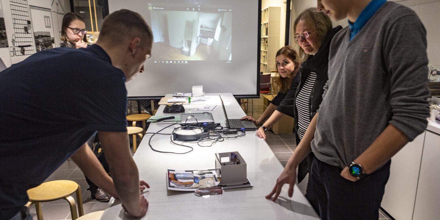 lapsed ja juhendajad vaatlevad maketti