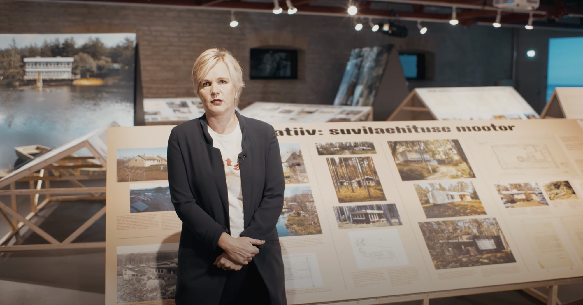 Triin Ojari näitust tutvustamas