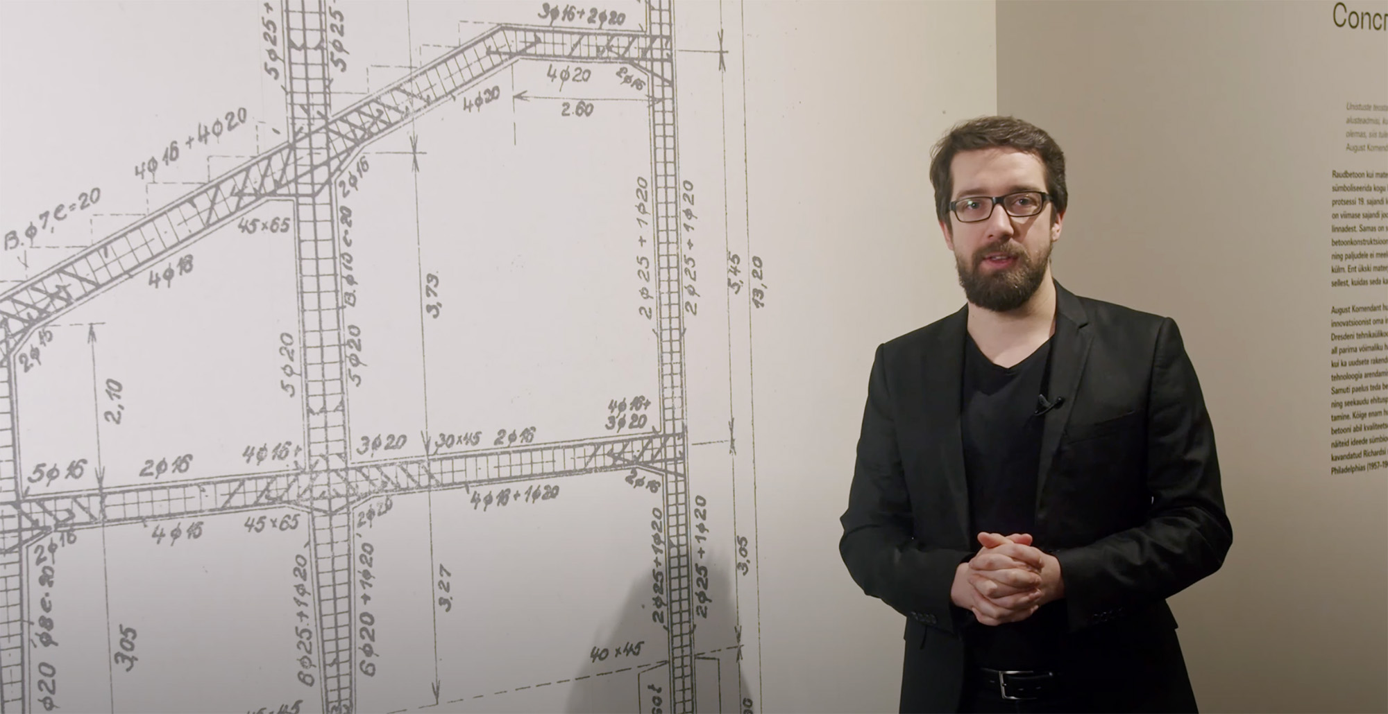 Carl-Dag Lige näitust tuvustamas